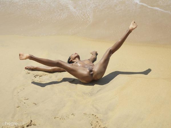 Chloe acrobacias en la playa desnuda #41