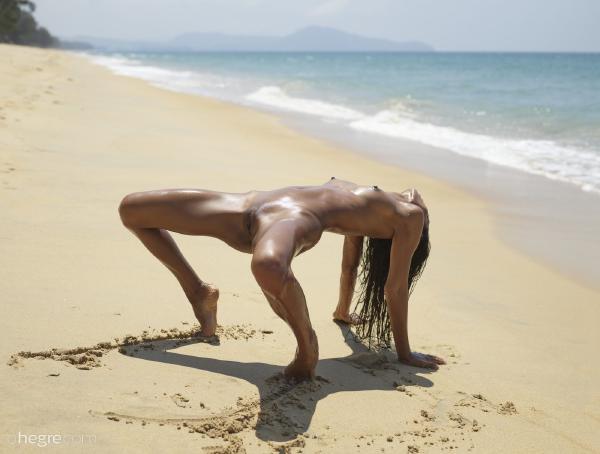 Chloe nøgen strand akrobatik #5