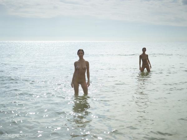 Julietta e Magdalena si divertono in spiaggia #39