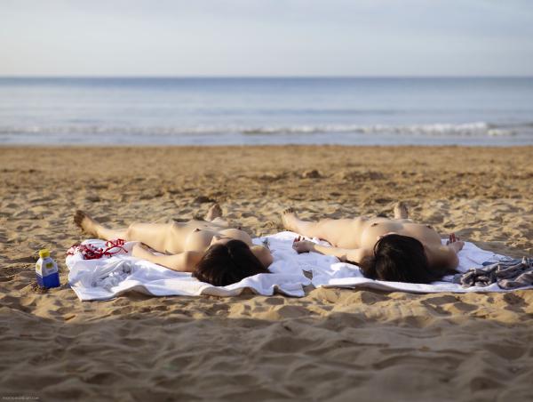 Spiaggia nudista di Konata e Lulu #21