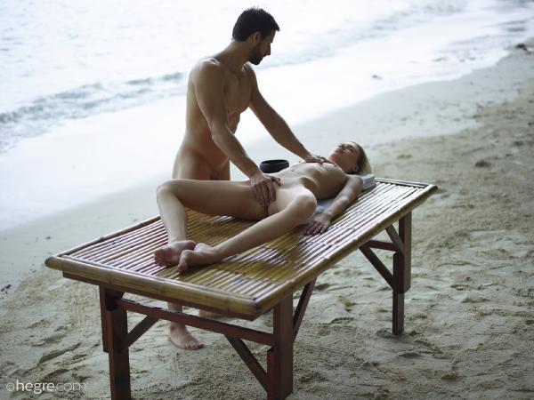 Massagem erótica na praia de Marika e Alex #14