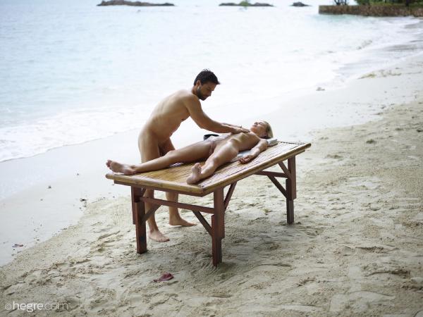 Marika en Alex erotische strandmassage #26