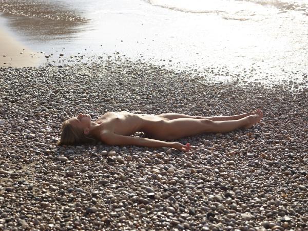 Milena desnudo en playa rocosa #1