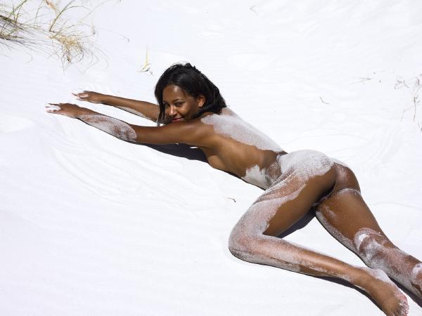 Naomi les pieds dans la sable #40