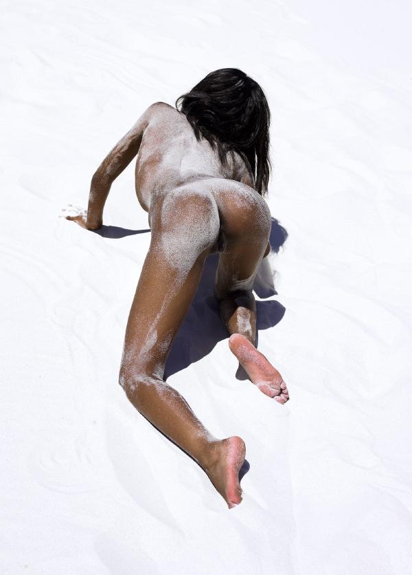 Naomi les pieds dans la sable #96